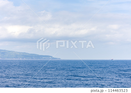 船上から見た足摺岬と海 114463523