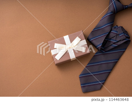 プレゼントとネクタイ。父の日のイメージ プレゼントとネクタイ。父の日のイメージ 114463648