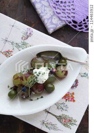お皿に盛ったブドウのデザート 114463912