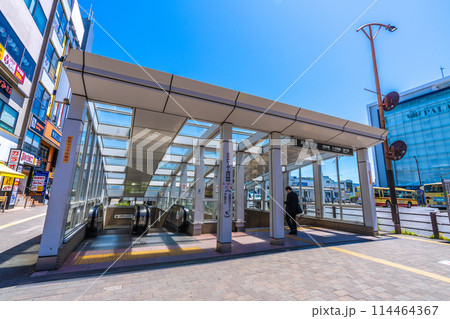 日本の藤沢都市景観 湘南台駅出入口（地下鉄・小田急・相鉄線）前などを望む。右奥に小田急湘南台駅 114464367