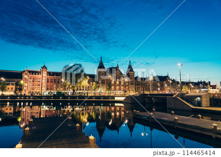 オランダ アムステルダム中央駅の朝焼け オランダ アムステルダム中央駅の朝焼け 114465414
