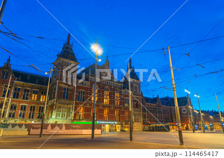 オランダ　アムステルダム中央駅の朝焼け 114465417