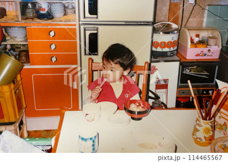 昭和50年代　台所で食べる女の子 114465567