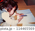 昭和50年代 こたつでお絵かきをしている女の子 114465569