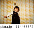 昭和50年代　アコーディオンカーテンの前でポーズをとる女の子 114465572