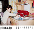 昭和50年代 勉強机に座る女の子 114465574