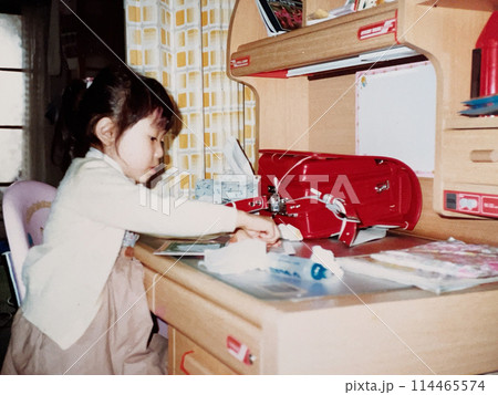 昭和50年代 勉強机に座る女の子 昭和50年代 勉強机に座る女の子 114465574