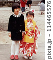 昭和50年代　七五三で着物を着る女の子とお姉ちゃん 114465576