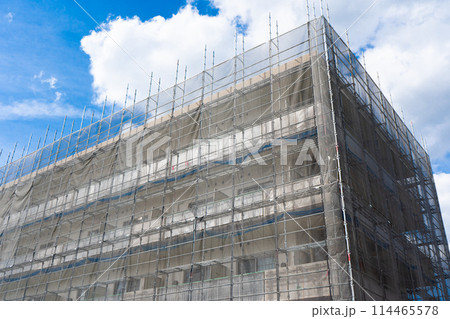 ワンルームマンション修繕工事の足場・メッシュシート設置 114465578