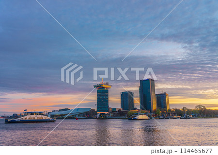 オランダ　アムステルダム中央駅対岸　アイ湾の夜明け 114465677