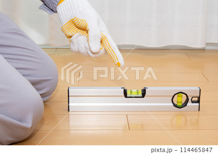 水平器（水準器、レベル）を使って床の水平を調べる業者 114465847