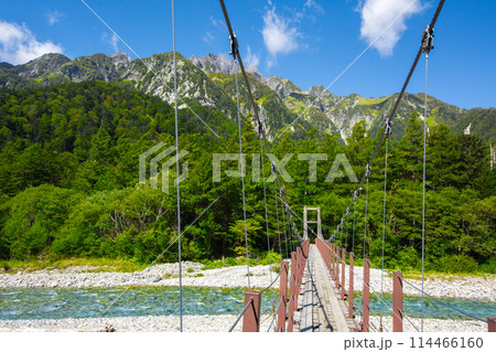河童橋の近くの吊り橋から見る初夏の穂高連邦の山並み 河童橋の近くの吊り橋から見る初夏の穂高連邦の山並み 114466160