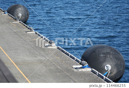 岸壁と船体の衝撃吸収用防舷材 114466255