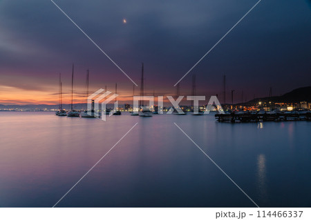 早朝の滋賀県大津市柳が崎ヨットハーバーを撮影したもの 114466337