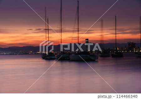 早朝の滋賀県大津市柳が崎ヨットハーバーを撮影したもの 早朝の滋賀県大津市柳が崎ヨットハーバーを撮影したもの 114466340