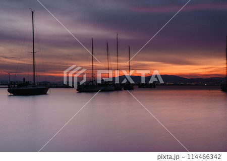 早朝の滋賀県大津市柳が崎ヨットハーバーを撮影したもの 早朝の滋賀県大津市柳が崎ヨットハーバーを撮影したもの 114466342
