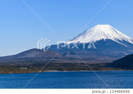 本栖湖より望む春の富士山・絶景 114466898