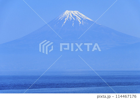 戸田漁港から望む冠雪の富士山 114467176