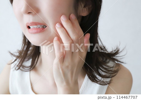 肌荒れを気にする女性　スキンケア 114467707