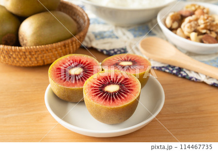 赤いキウイフルーツ　レッドキウイフルーツ　レッドキウイ　キウイ　果物 114467735