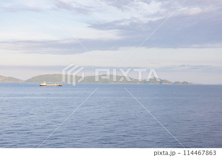 船上から見た四国方面付近の風景 114467863