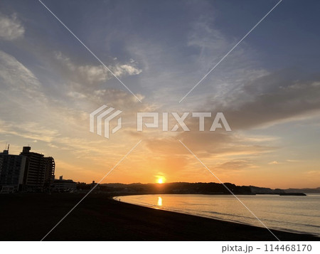 江ノ島大橋から望む湘南海岸の朝日 江ノ島大橋から望む湘南海岸の朝日 114468170