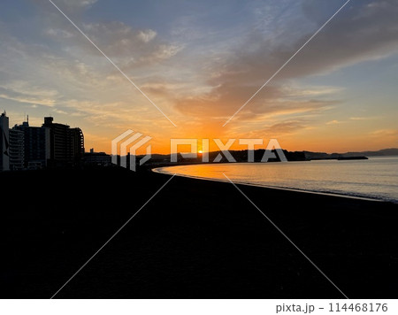 江ノ島大橋から望む湘南海岸の朝日 江ノ島大橋から望む湘南海岸の朝日 114468176