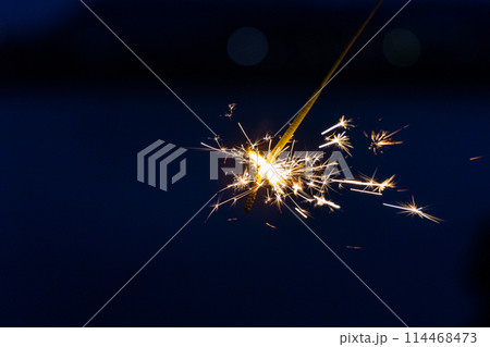 温かみのある光を放つ手持ち花火 114468473