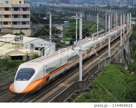 台湾高速鉄道　700T型　快官　高鐵景觀橋にて 114468628
