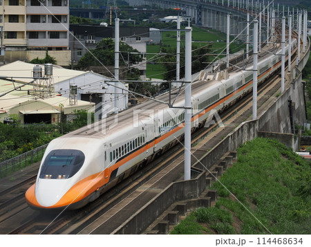 台湾高速鉄道　700T型　快官　高鐵景觀橋にて 114468634