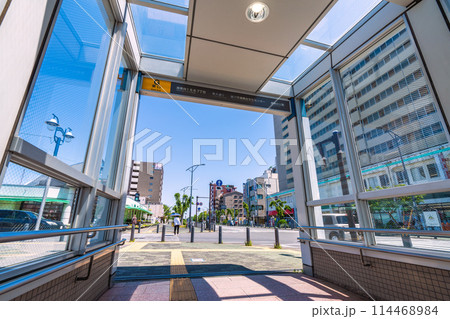 日本の藤沢都市景観 湘南台駅出入口（地下鉄・小田急・相鉄線）などを望む 114468984