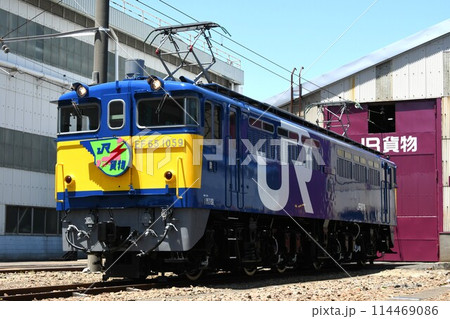 車両基地に停車するEF65形電気機関車（EF65形1059号機復元/JR貨物ヘッドマーク掲出） 114469086