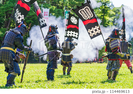 長篠合戦のぼりまつり、火縄銃の演武〈愛知県新城市〉 長篠合戦のぼりまつり、火縄銃の演武〈愛知県新城市〉 114469613