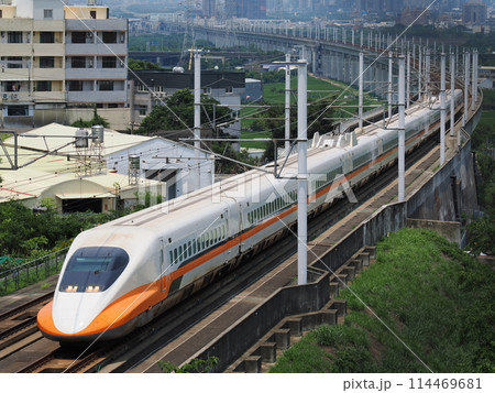 台湾高速鉄道　700T型　快官　高鐵景觀橋にて 114469681