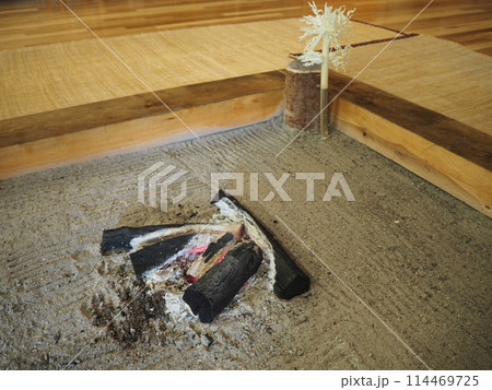 囲炉裏（アペソ）と木幣（イナウ）の写真素材 [114469725] - PIXTA