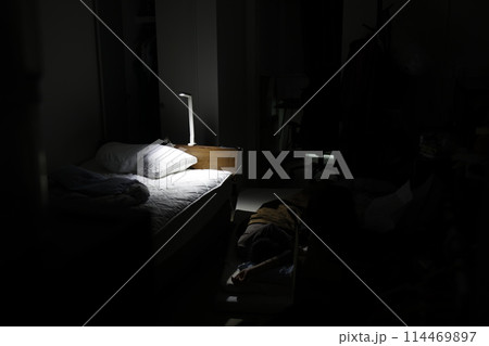 ベッドの電気だけがついた部屋 ベッドの電気だけがついた部屋 114469897
