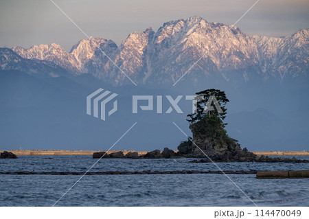 雨晴海岸から立山連峰 114470049