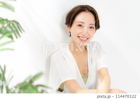 トレーニングする女性　ヨガ 114470122