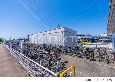 日本の横浜都市景観 横浜市営地下鉄 下飯田駅の自転車駐輪場などを望む 日本の横浜都市景観 横浜市営地下鉄 下飯田駅の自転車駐輪場などを望む 114470570
