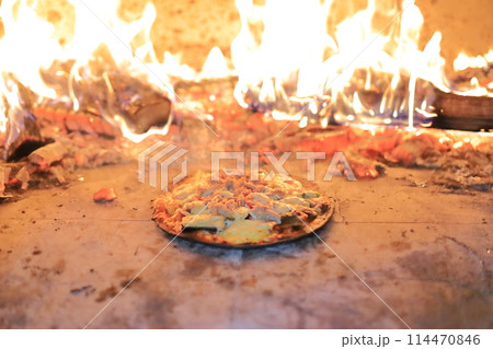 石窯でピザを焼く 石窯でピザを焼く 114470846