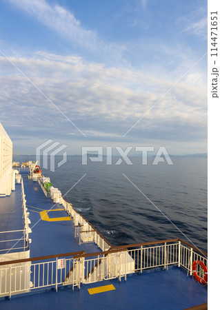 船上から見た九州方面付近の風景 船上から見た九州方面付近の風景 114471651