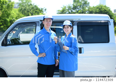 屋外で並ぶ配送ドライバーの男性と女性 114472309