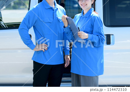 屋外で並ぶ配送ドライバーの男性と女性 屋外で並ぶ配送ドライバーの男性と女性 114472310