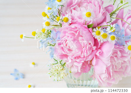 ピオニーとデルフィニウム、カモミールのフラワーアレンジ 114472330