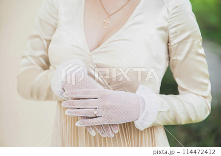 Elegant woman in an old dress and gloves 114472412