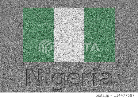 石板の上に描かれたナイジェリアの国旗と、掘ったような「Nigeria」の文字 114477587