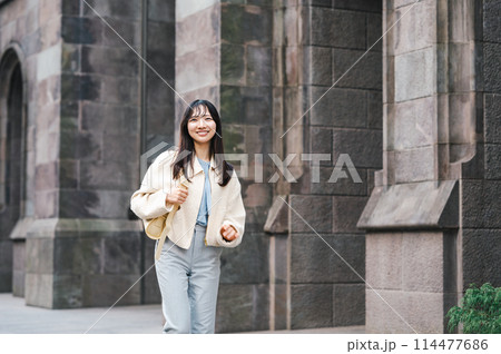 街を歩く女性 114477686