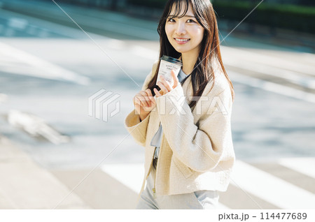 コーヒーを持って通勤する女性 コーヒーを持って通勤する女性 114477689