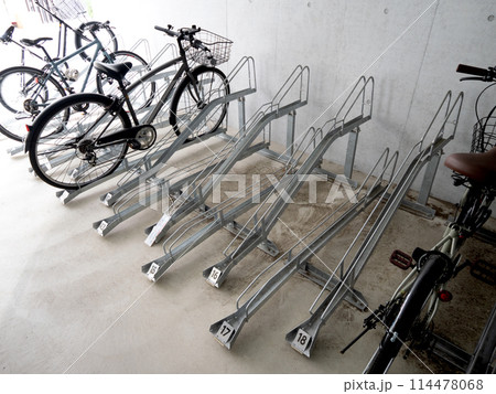 マンションの駐輪場 114478068