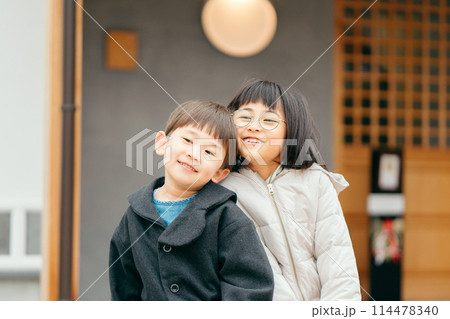 姉弟 仲良しな男女 公園 小学生 114478340